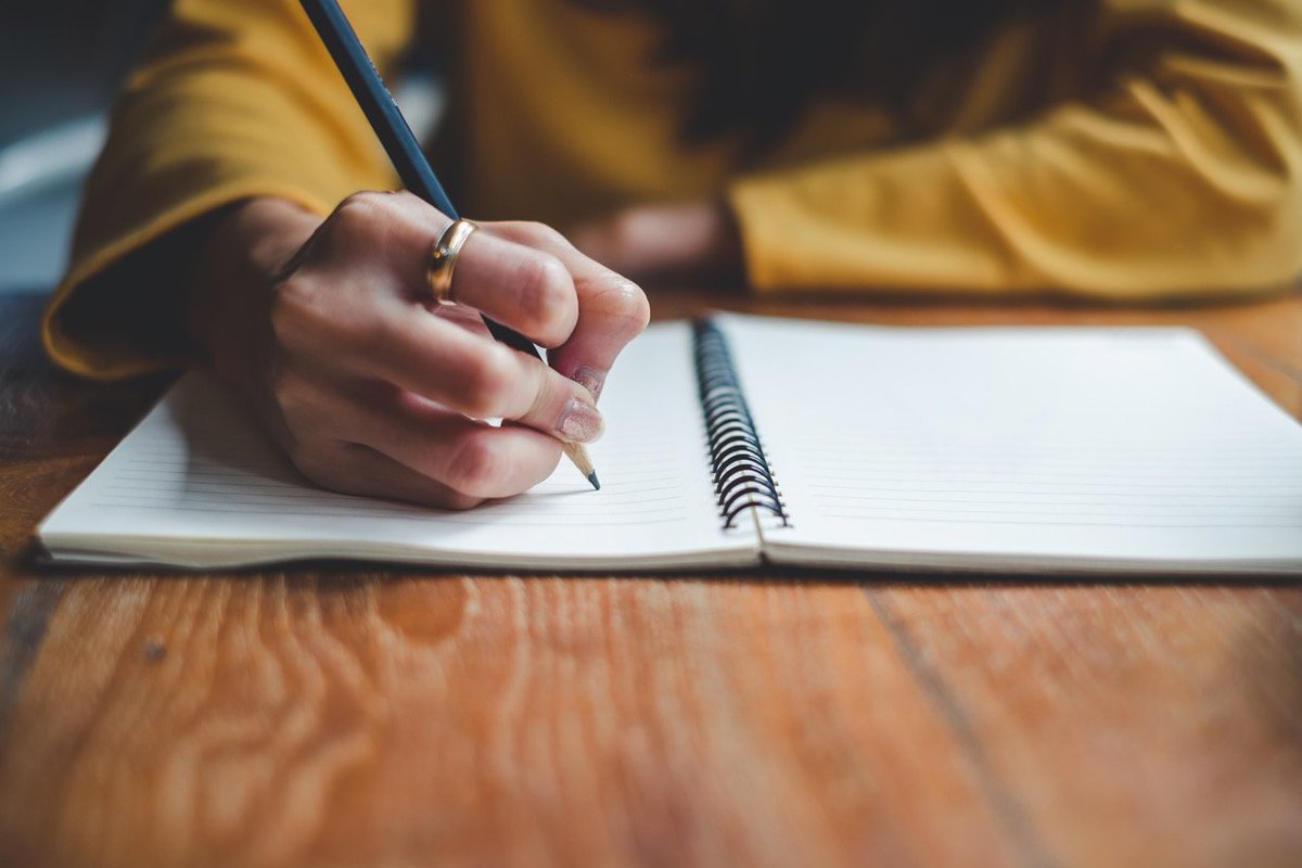 HowLifeUnfolds's tweet image. Taking notes on paper can make students better learners, according to one study. hluf.us/fkMu50vDDOD via @mental_floss #PoweredByPaper 
📸: GettyImages