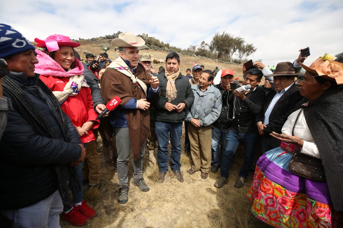 pcmperu's tweet photo. @saldelsol @MidisPeru Presidente del Consejo de Ministros, @saldelsol, a los agricultores de Huancavelica: "Vamos a visitar algo que es un orgullo para todo el Perú: las papas nativas producidas con técnicas agrícolas ancestrales y su enorme variedad que podrá ser exportada sin intermediarios". https://t.co/E0YGRrBfim