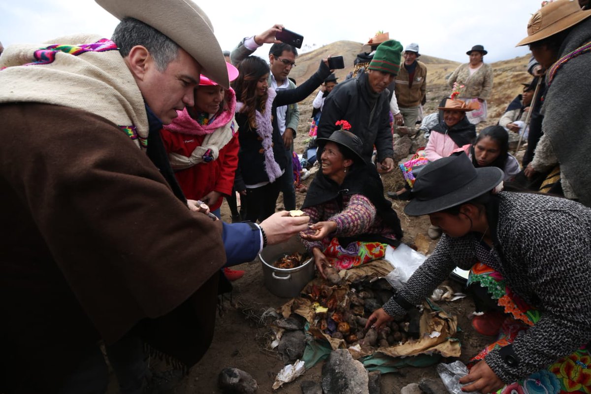 pcmperu's tweet photo. @saldelsol @MidisPeru Presidente del Consejo de Ministros, @saldelsol, a los agricultores de Huancavelica: "Vamos a visitar algo que es un orgullo para todo el Perú: las papas nativas producidas con técnicas agrícolas ancestrales y su enorme variedad que podrá ser exportada sin intermediarios". https://t.co/E0YGRrBfim