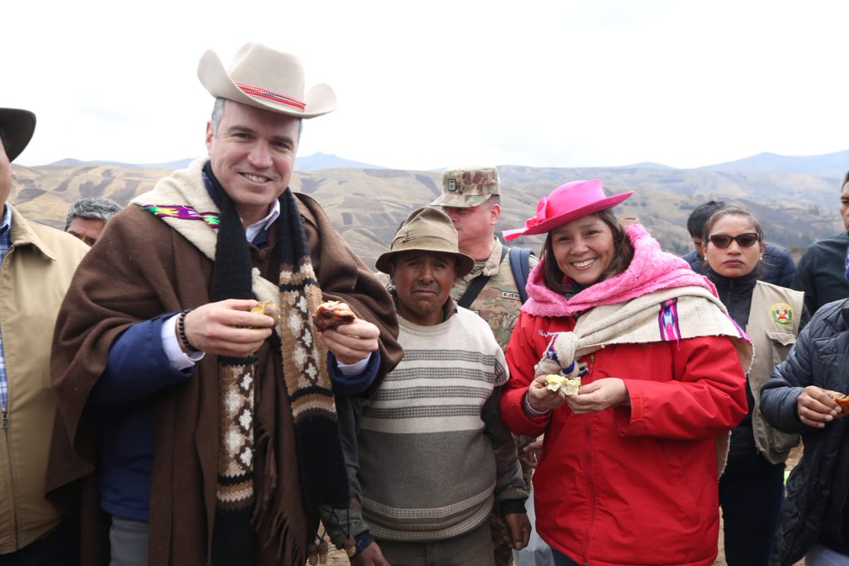 pcmperu's tweet photo. @saldelsol @MidisPeru Presidente del Consejo de Ministros, @saldelsol, a los agricultores de Huancavelica: "Vamos a visitar algo que es un orgullo para todo el Perú: las papas nativas producidas con técnicas agrícolas ancestrales y su enorme variedad que podrá ser exportada sin intermediarios". https://t.co/E0YGRrBfim