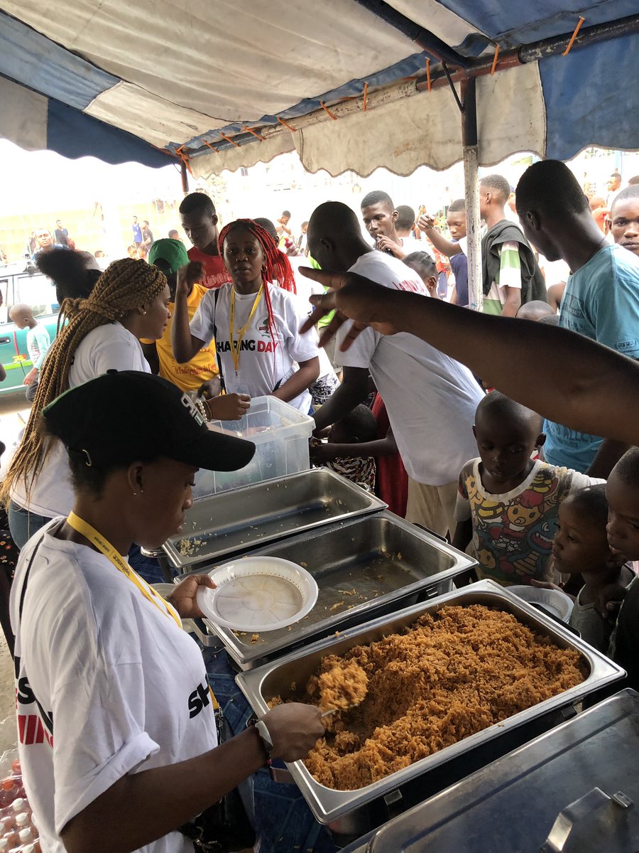 IDEEST1's tweet photo. Le 15 août nous avons lancé un mouvement caritatif nommé #SHARINGDAY qui a pour objectif la distribution de repas aux plus démunis. 

Grâce à volonté de tous nous avons distribué plus 300 repas aux enfants du quartier de Ouenzé. #ChezMoiAuCongo https://t.co/COBjV5xDn5