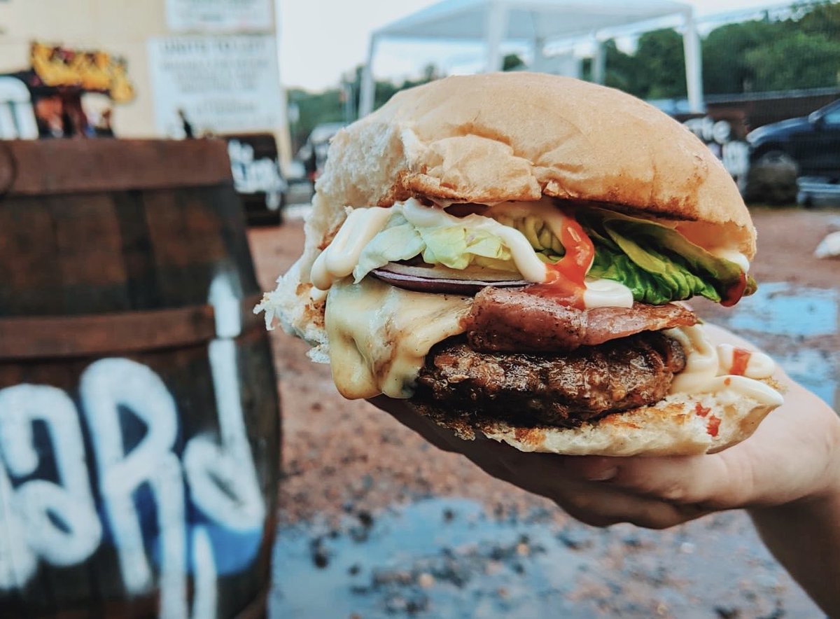 ScreamingPcock's tweet photo. 💥HAPPY NATIONAL BURGER DAY 💥  

How do you get your hands on one of these beauties? 🍔🤩🤤 Hire the Screaming Peacock for lunches, brunches, birthdays, weddings, anniversaries, knees ups and shindigs, we cover THE LOT!  

Get in touch 🦚 https://t.co/471xxXGzy9 https://t.co/UTnVguuM3m