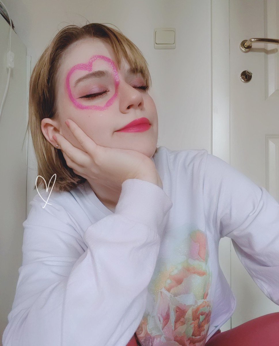 bangtan_swift's tweet photo. Waiting for Lover like... (ft. my cat Loki) #Lover #TaylorSwift #TurnSpotifyPink #TaylorSwiftOnGMA @taylorswift13 @taylornation13 💕 https://t.co/tE472b4bxB