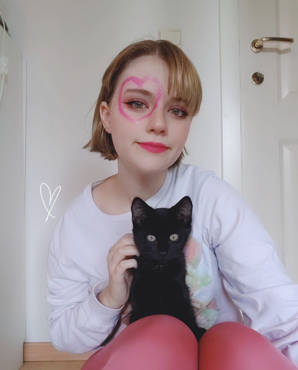 bangtan_swift's tweet photo. Waiting for Lover like... (ft. my cat Loki) #Lover #TaylorSwift #TurnSpotifyPink #TaylorSwiftOnGMA @taylorswift13 @taylornation13 💕 https://t.co/tE472b4bxB
