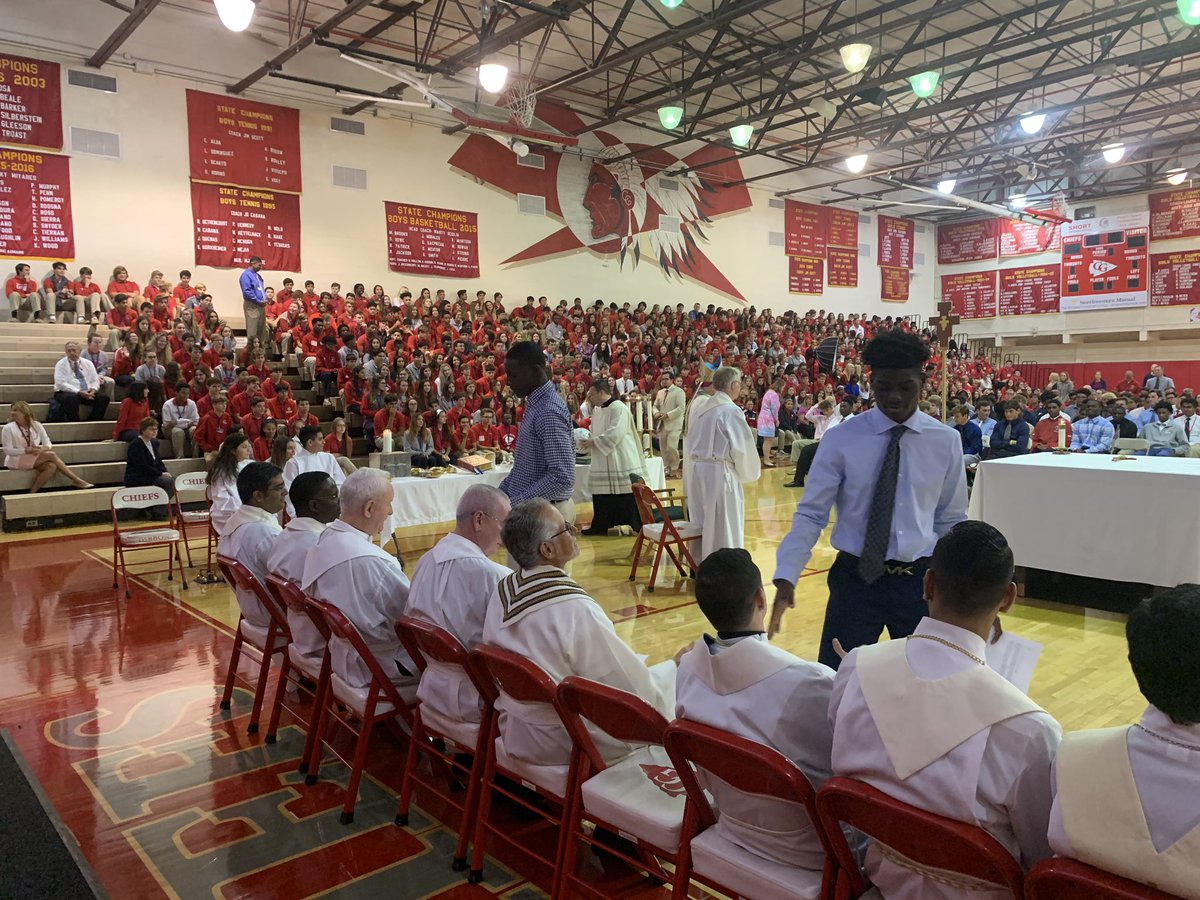 ZaneRockelman's tweet photo. 1st all school mass chief boys being called as host 🏈⚪️🔴 #defending19 https://t.co/pqScaO82Rr