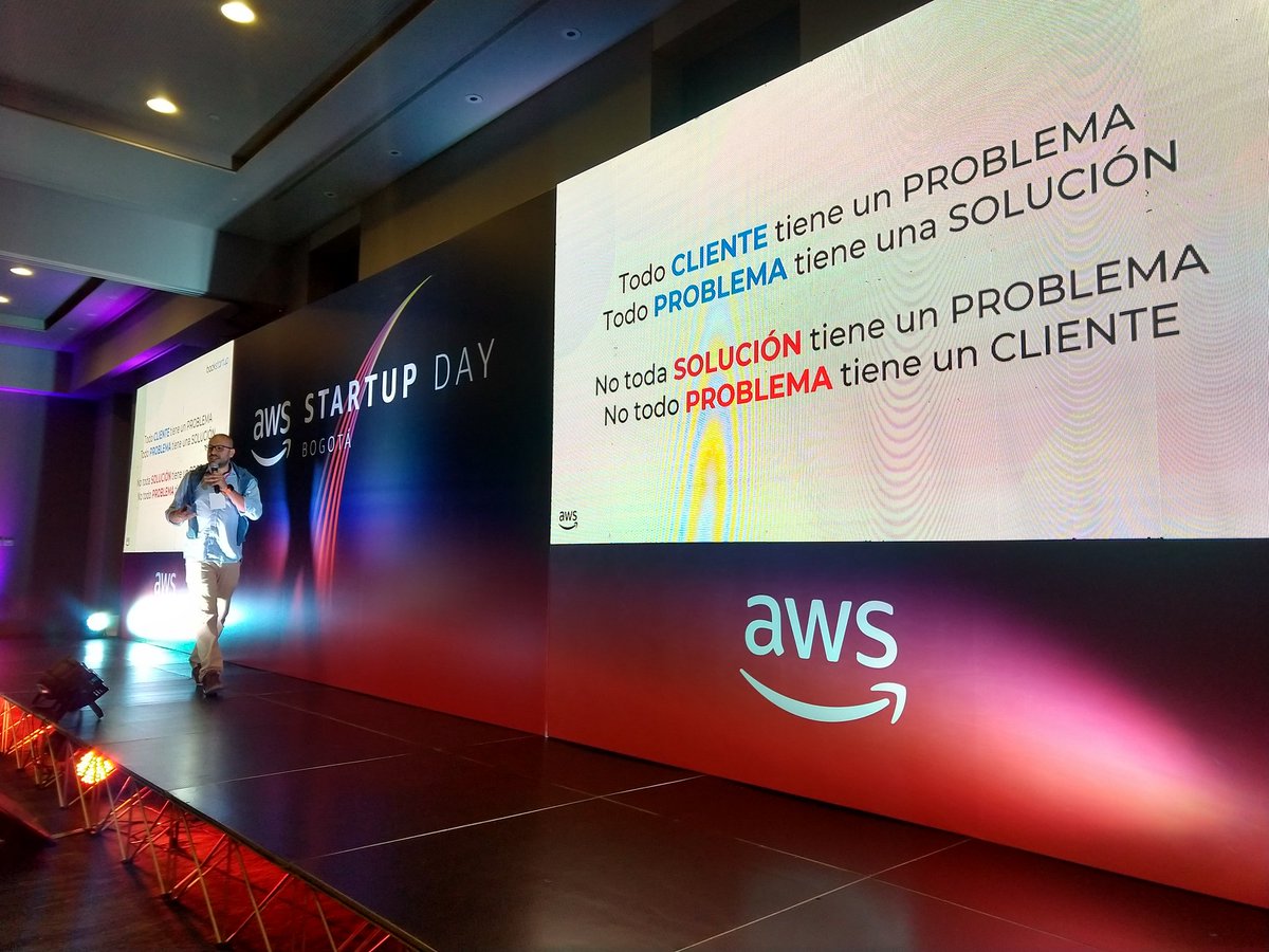 siliconvini's tweet image. que presentación chévere de Diego Peñuela, Founder y CEO de Backstartup Colombia, en nuestro #AWSStartupDay Bogotá!