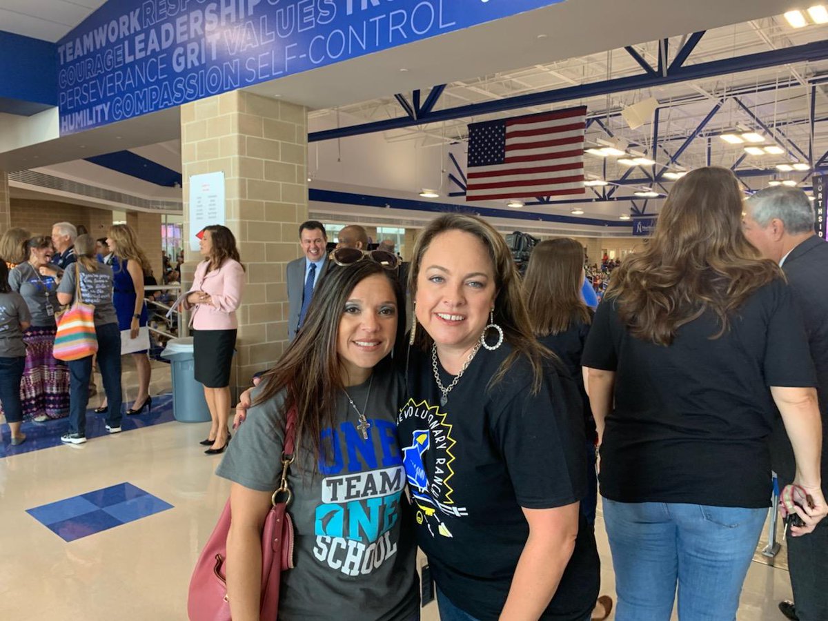 MoralesHawk5's tweet photo. #convocation2019 #primalove #5thgrade Gonna #BeLEGENDARY  !! https://t.co/J0zTbu1w9u