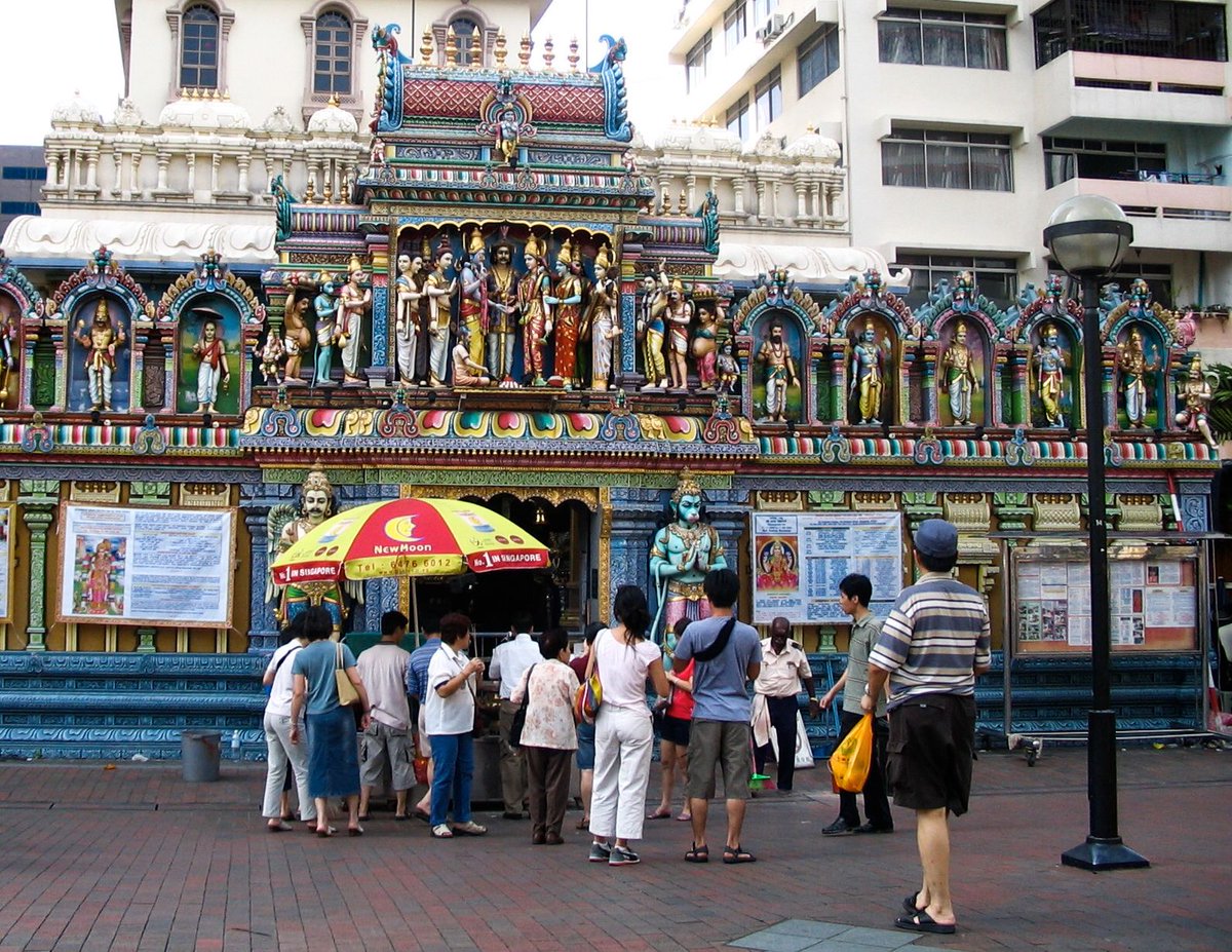 antropomo's tweet photo. Hindutemples are probably the most colourful and most richly decorated temples. This #temple in #Singapore shows great contrast with the modern office buildings surrounding it. https://t.co/IYhehSVDRz
