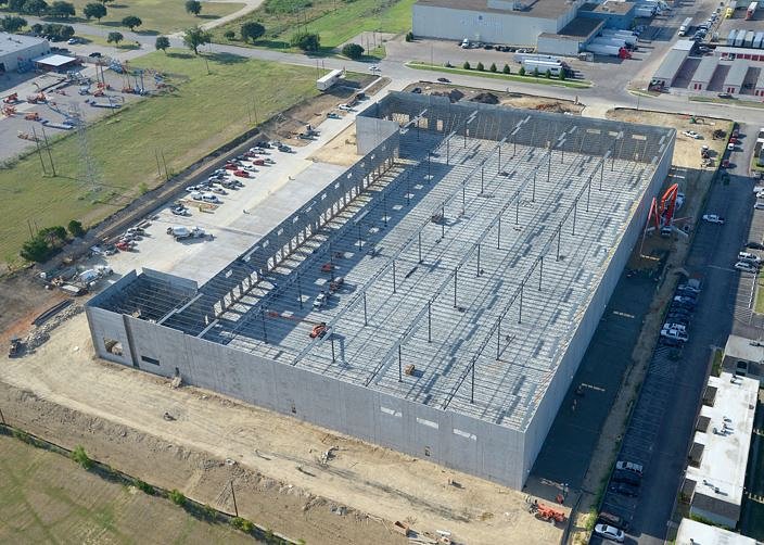 PinnacleStrEngs's tweet photo. Great shot of progress at one of our projects in Arlington, TX that is coming along nicely.  This is GSW Park Row, a 155,000 sq. ft. distribution center with Stream Realty and GSR Andrade that will deliver later this year.

#PSEprojects @StreamRealty 
📷: Peinado Construction https://t.co/BkAtH0NA2O