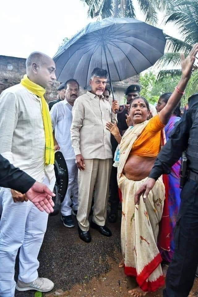 Venkatbathula9's tweet photo. ఒసేయ్ మంగమ్మ...ఎల్లమ్మ...ఎంకమ్మ...రంగమ్మా...
మల్లమ్మ.. రండి..రండి...రండేయ్..!!
మనకి ఋణమాఫీ సేత్తానని ��గ్గొట్టిన సన్నాసి మొహమోడు పరామర్శించటానికి వచ్చాడు..డబ్బులడుగుదాం రండేయ్..!!
మళ్ళీ దొరకడు...బేగి...రండియహ్..!!
#CorruptCBN
#DIRTY_POLITICIAN
#DirtyPolitics https://t.co/36rvALRBXH