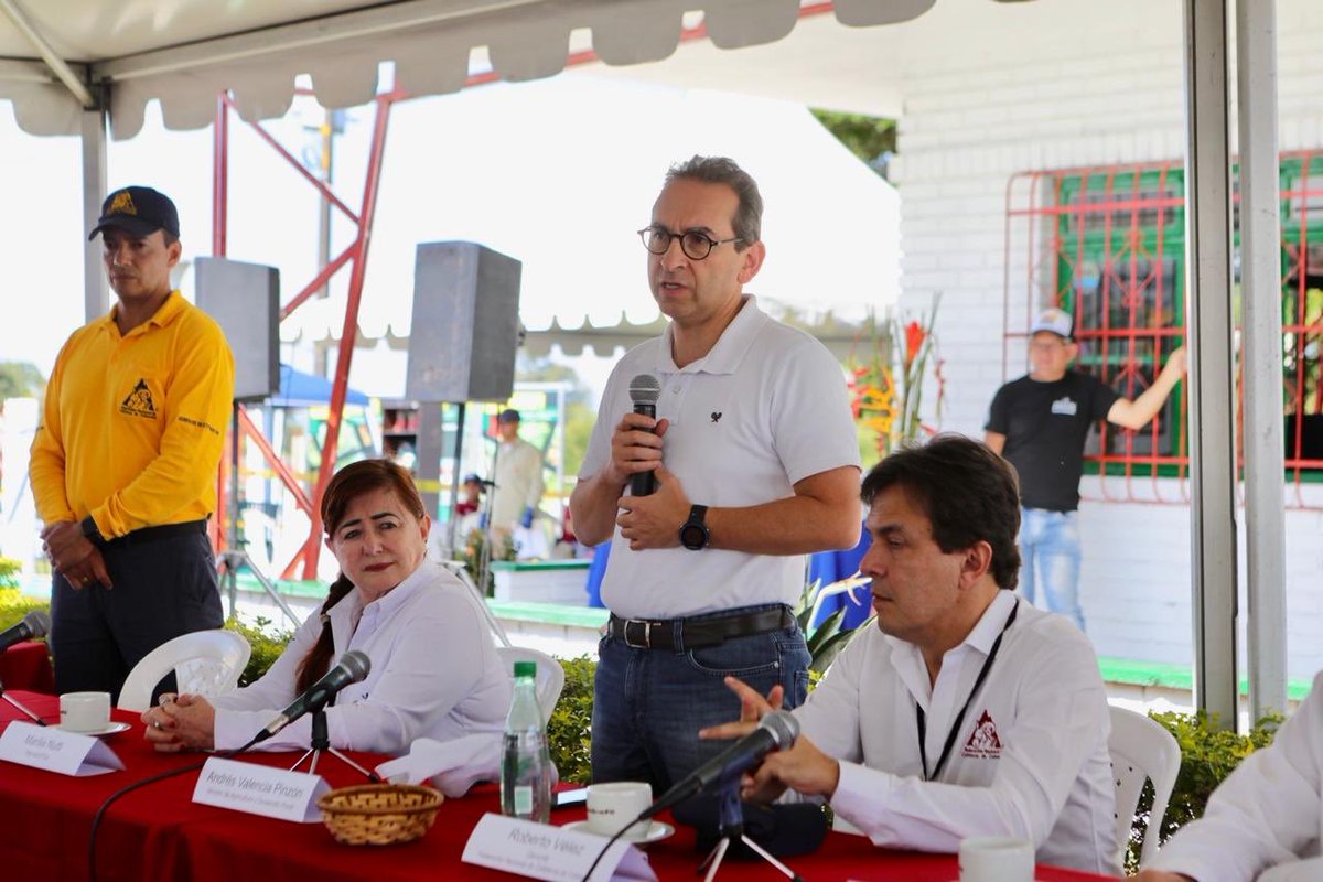 RT AndrsValencia9: Iniciamos la jornada con la presentación del proyecto de híbrido de maíz fortificado, con el cual buscamos mejorar los ingresos de los productores. Desde MinAgricultura acompañamos este proceso técnico con FedeCafeteros, desde la estac…
