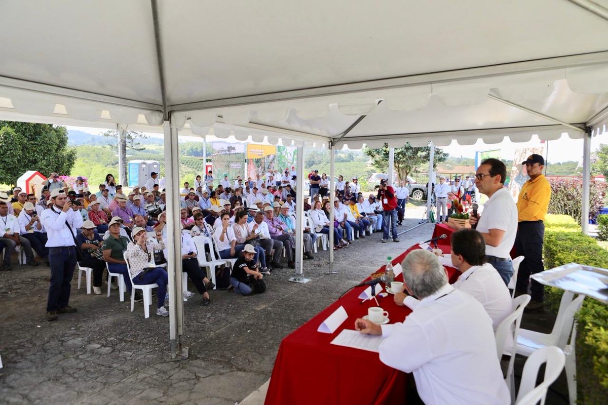 RestitucionC's tweet photo. RT AndrsValencia9: Iniciamos la jornada con la presentación del proyecto de híbrido de maíz fortificado, con el cual buscamos mejorar los ingresos de los productores. Desde MinAgricultura acompañamos este proceso técnico con FedeCafeteros, desde la estac… https://t.co/wtZgzFhzQa