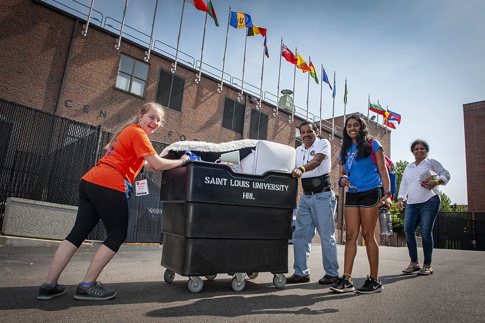 The_Billiken's tweet photo. Let's hear it for #Oriflamme! Thanks for helping move in some of my new favorite people! #beabilliken https://t.co/FKWzmZtZFZ