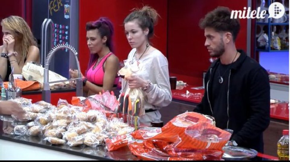 TVSALSEO's tweet photo. MI MOMENTO FAVORITO:

Barby KQ se encarga de la compra semanal y se gasta el dinero en 200 kilos de bollería, nocilla, lejía y decoloración. MARAVILLOSA. Creo que la 2 foto es obra de @elenapons https://t.co/nPJYqHkj0y