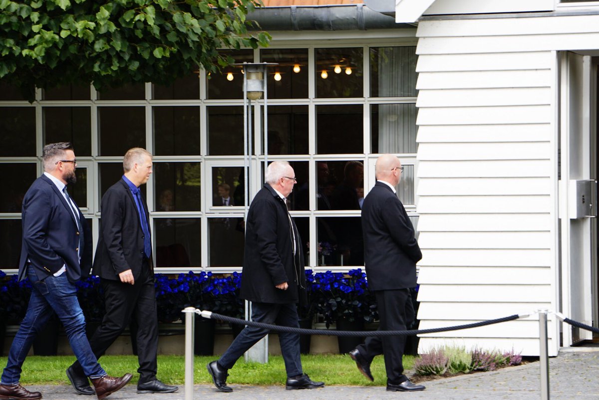 pressefotosdk's tweet photo. Lars Larsen blev torsdag bisat. 
#larslarsen #jysk https://t.co/50X8FnDgrw