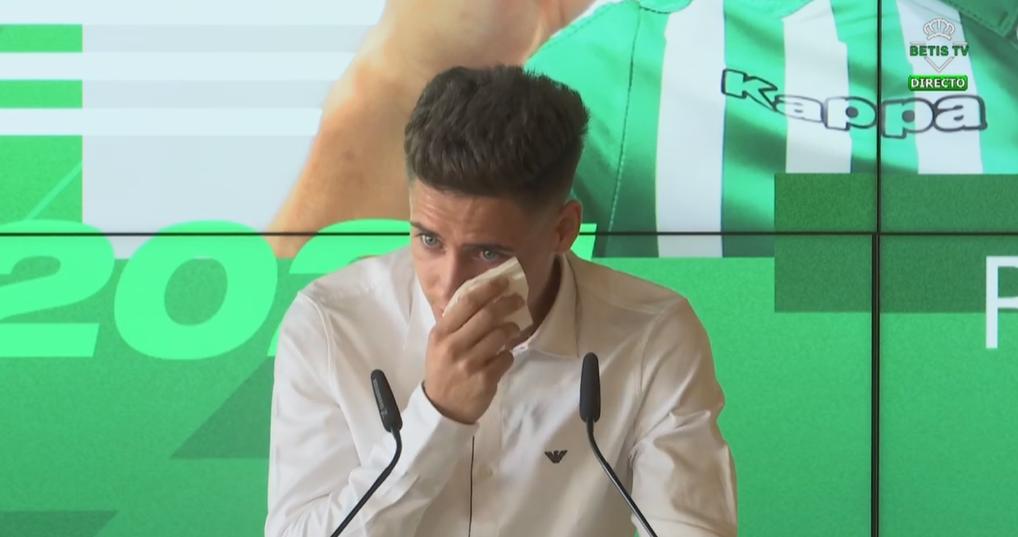 eldesmarque_rbb's tweet photo. Álex Moreno, emocionado: "Llevo mucho tiempo esperando este momento". https://t.co/eSjk9d8fb6