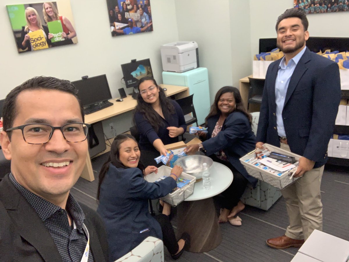 EstebanIsSteve's tweet photo. Behind the scenes @MVConline during #mvcreturnweek with the best Student Ambassadors ever! ๐ฉ๐ฝโ๐ @dcccd ๐จ๐ฝโ๐ https://t.co/9YI3ybp7A8