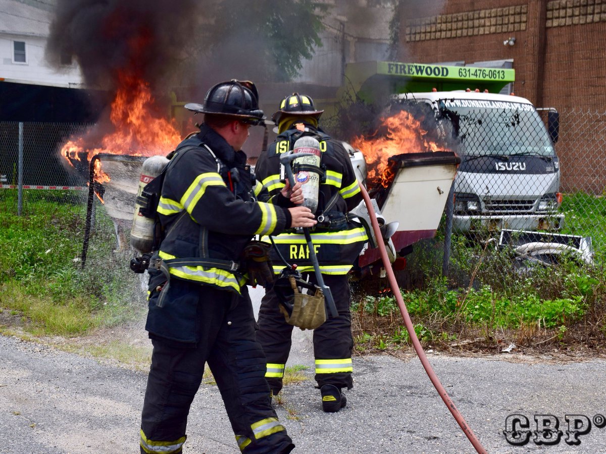 Chief_Ippy's tweet photo. Few shots from #IslipFD boat fire on Essex St last week. For more content follow CrossBuffPhotos on FB & IG. @thefirenews @IslipPatch @longislandpatch #alerthose #IFD @NikonUSA #boatfire @PierceMfg #E349 https://t.co/RAtCHb0X9w