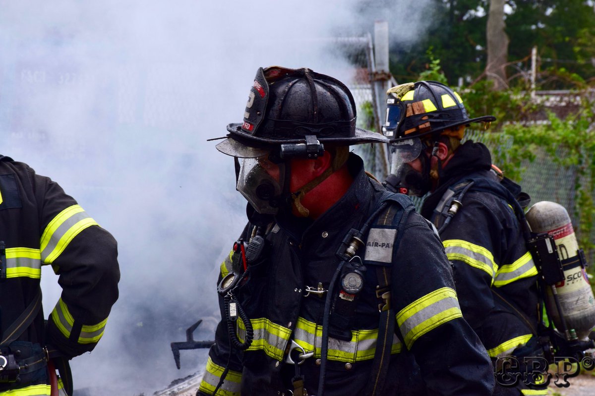 Chief_Ippy's tweet photo. Few shots from #IslipFD boat fire on Essex St last week. For more content follow CrossBuffPhotos on FB & IG. @thefirenews @IslipPatch @longislandpatch #alerthose #IFD @NikonUSA #boatfire @PierceMfg #E349 https://t.co/RAtCHb0X9w