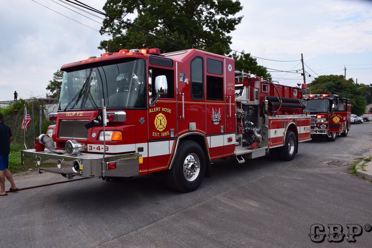 Chief_Ippy's tweet photo. Few shots from #IslipFD boat fire on Essex St last week. For more content follow CrossBuffPhotos on FB & IG. @thefirenews @IslipPatch @longislandpatch #alerthose #IFD @NikonUSA #boatfire @PierceMfg #E349 https://t.co/RAtCHb0X9w