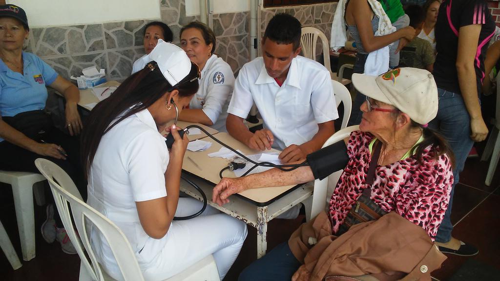 MPPSPSALUD's tweet photo. Trabajando de la mano con entes del Estado para llevar salud y bienestar a la Comunidad de San Onofre #Mérida Medicina General, Odontología, Ginecología, 0800 SaludYa #SomosSalud #SomosMPPSP https://t.co/P5glMSeM6J