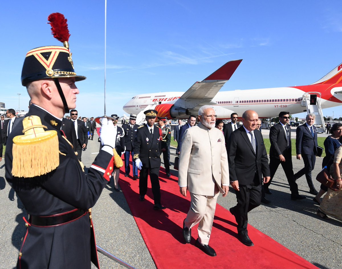 narendramodi's tweet photo. Arrivée en France, marquant le début d'une visite bilatérale importante. L'Inde et la France entretiennent des relations extrêmement amicales et travaillent ensemble depuis des années, bilatéralement et multilatéralement. https://t.co/Rrf9yW93GW