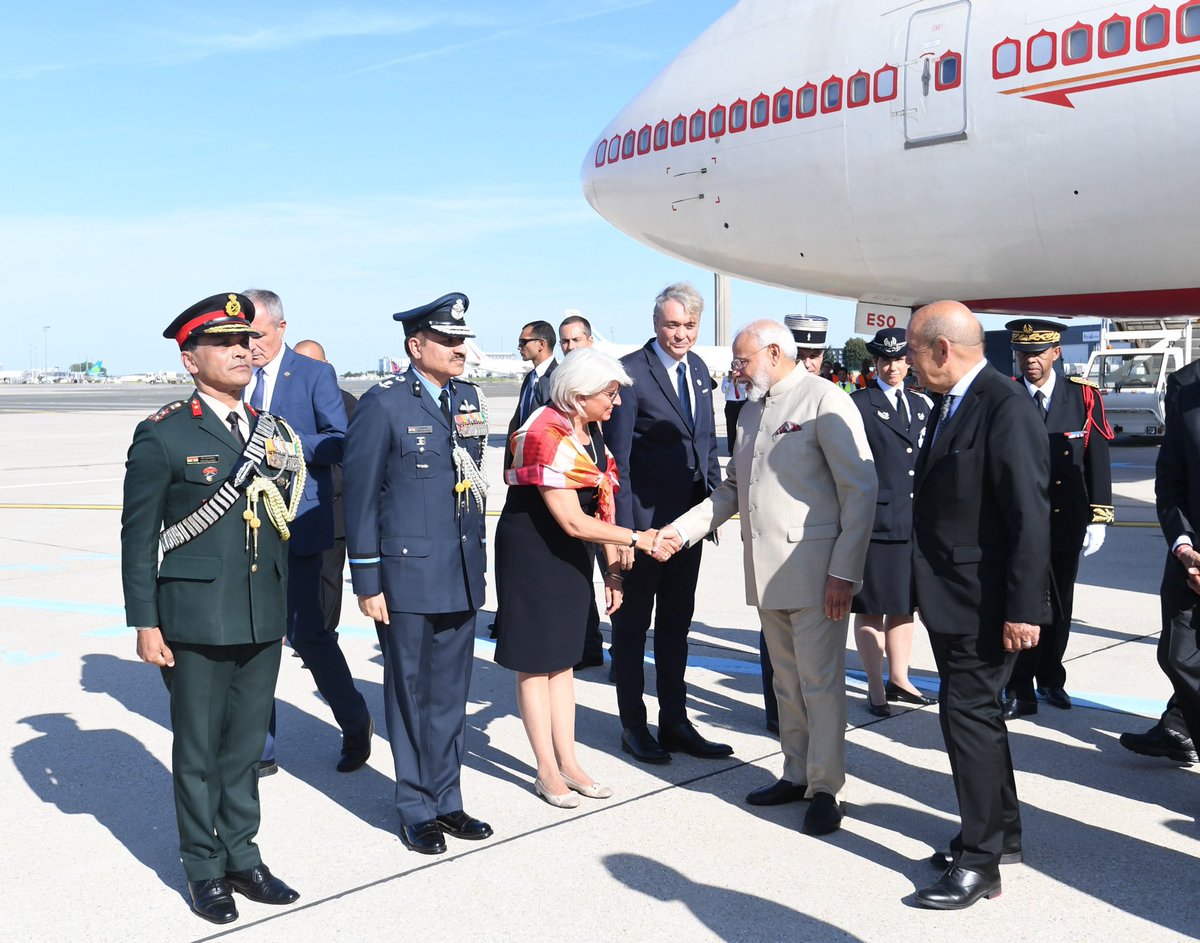 narendramodi's tweet photo. Arrivée en France, marquant le début d'une visite bilatérale importante. L'Inde et la France entretiennent des relations extrêmement amicales et travaillent ensemble depuis des années, bilatéralement et multilatéralement. https://t.co/Rrf9yW93GW