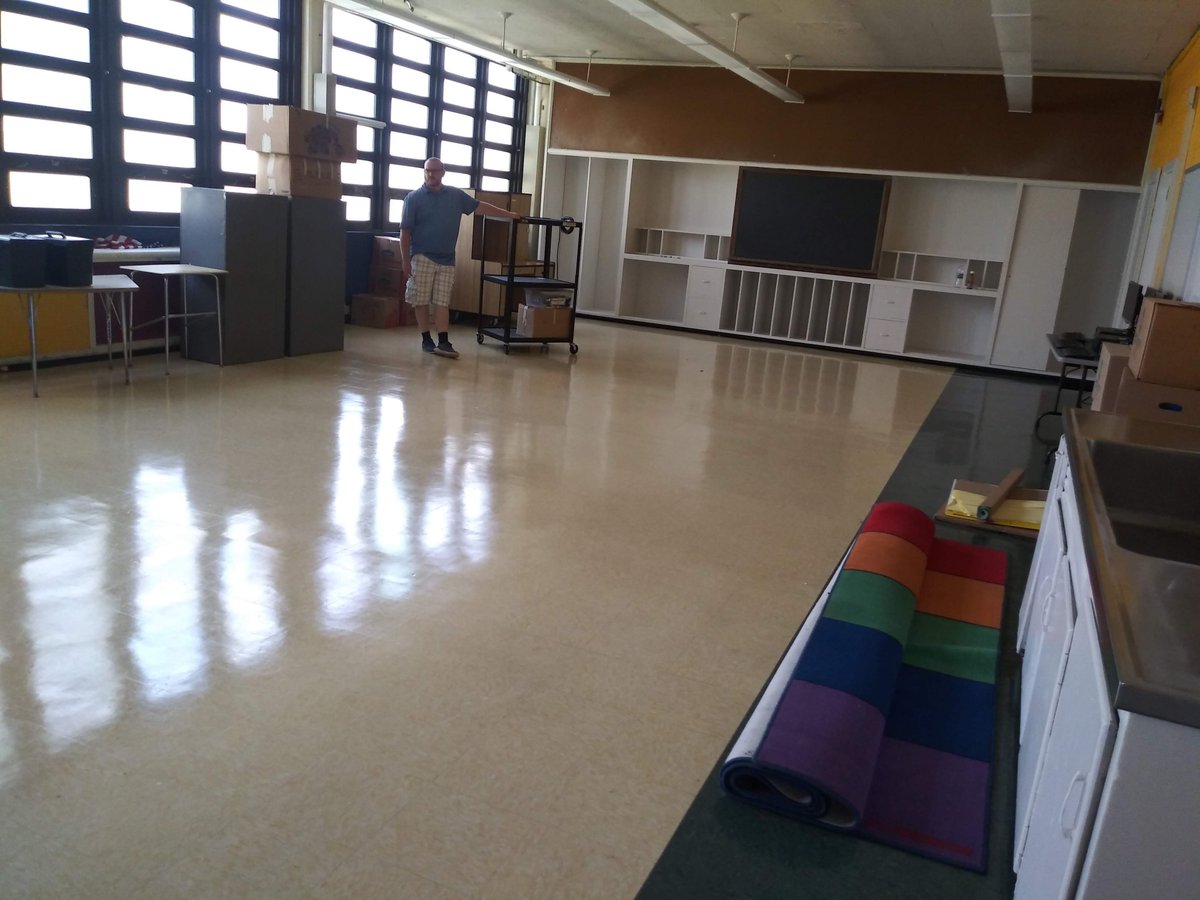 RMG0930's tweet photo. @Singtokids I have this HUGE amazing room to fill up and get ready for my first time teaching #firstgrade in #Baltimore!  Who can help #clearthelist #clearthelistseveryday #teachertwitter #helpateacher #support_a_teacher https://t.co/iyxY6Hp5Ob https://t.co/zO8onT0nyu