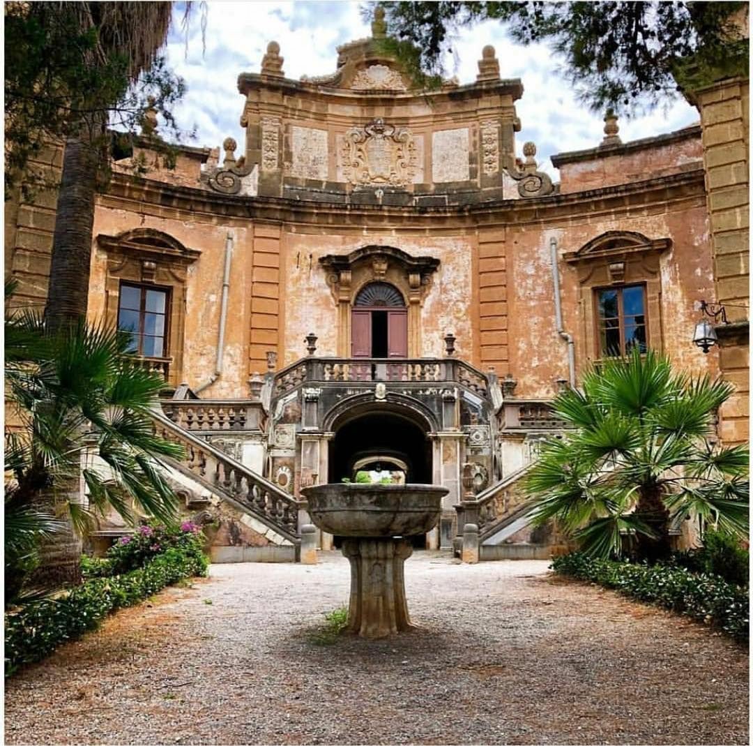 CasaLettori's tweet photo. Domani pomeriggio in collaborazione con @AlessiaSLorenzi ci divertiremo con un nuovo gioco letterario artistico e fotografico 

#MilleModiPerSplendere a #CasaLettori 

Villa Palagonia Bagheria Palermo 

Qualche RT? Grazie https://t.co/7YYxXRbDQG