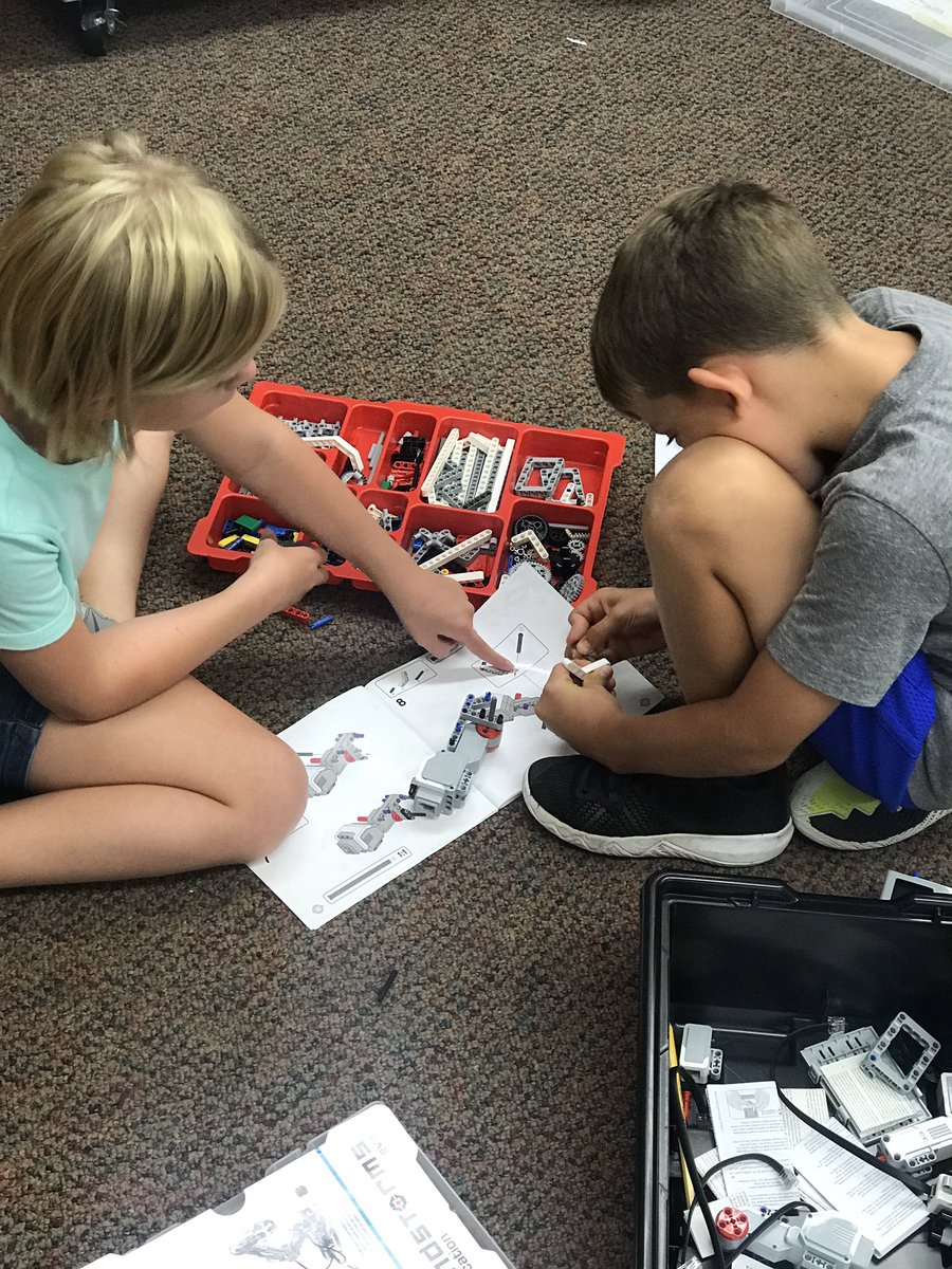 Marsh_CSS's tweet image. Teamwork in enrichment 🥰. #southsiderocks #dreamteam