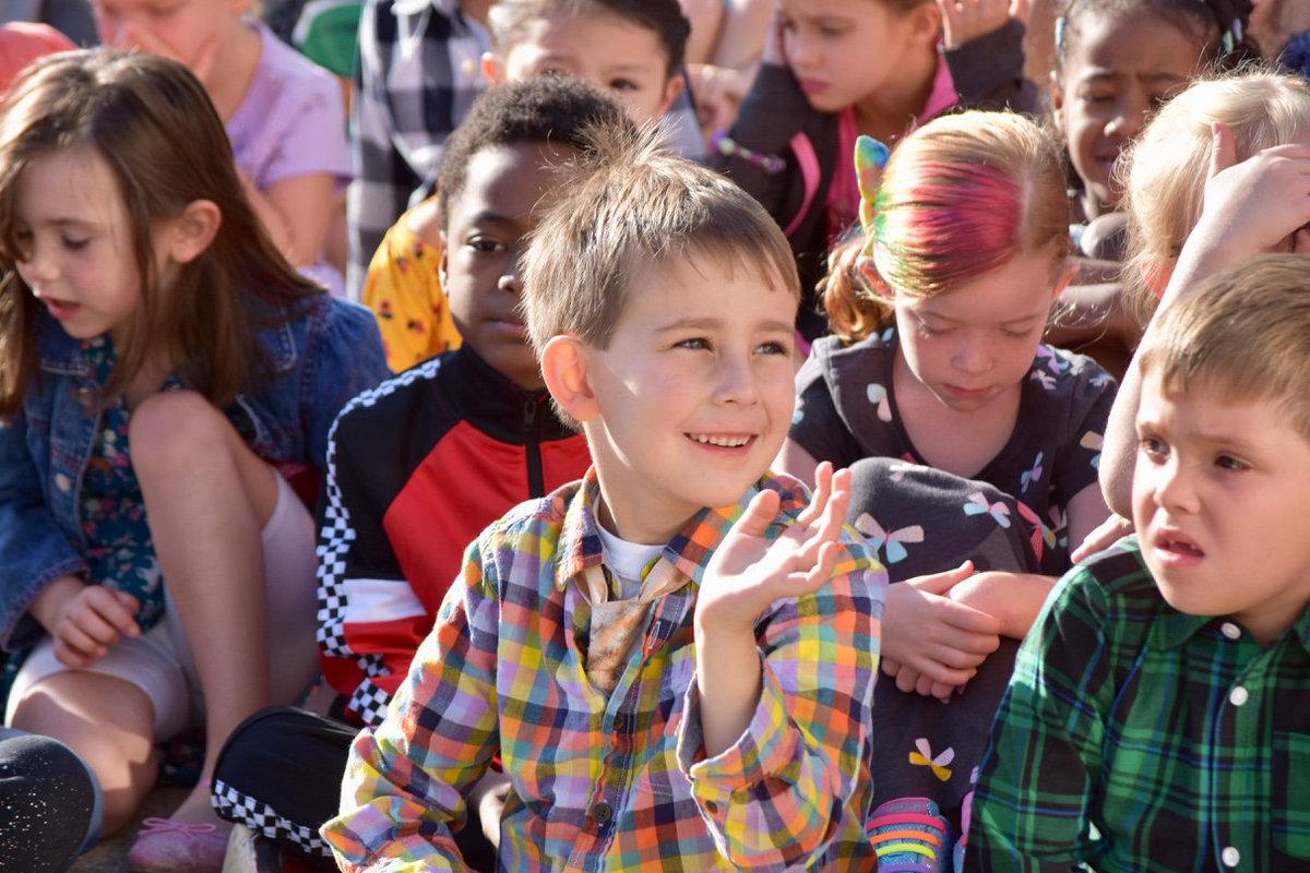 CCSD46's tweet photo. It's so good to be back! View the scenes from around CCSD 46 this first day of school - August 22, 2019. https://t.co/2sdFN9fyBT #OneD46 #d46firstday https://t.co/vswdzm5udT