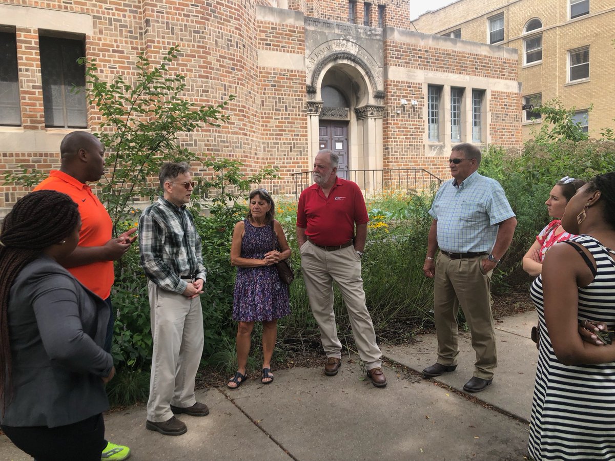 KAMIIGarden's tweet photo. Wednesday, 8/21/19, 1:45pm, 1100 E Hyde Pk Blvd, State Rep Buckner, State Sen Peters' Chief of Staff Ibie Hart, IL Environmental Council's Legislative Director Colleen Smith &amp; farmers from Jefferson County Farm Bureau discuss urban ag &amp; food justice with architect Robert Nevel https://t.co/M0t2BVW5Mf