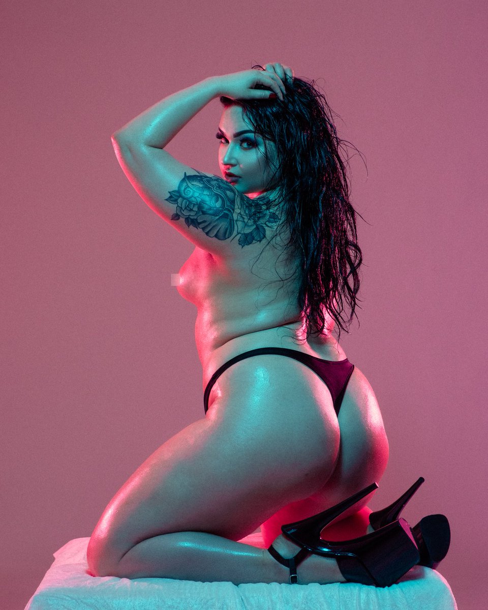 MissSassyFierc1's tweet photo. Hi there 🔥

Photo: Jarno Lindholm

#model #portrait #gellight #booty #fierce #burlesqueperformer https://t.co/qkmStCoai5