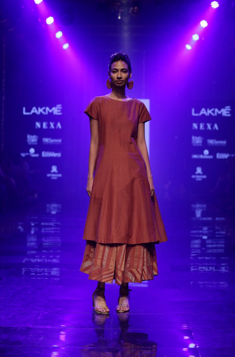 LakmeFashionWk's tweet photo. #LFWDay2: #MakuTextiles, #Padmaja, #SohamDave showcased their collection on #SustainableFashionDay
@ILoveLakme @NexaExperience
#MakeFashionGood #LakmeFashionWeek #5DaysOfFashion #lfw #lfwwf19 https://t.co/ttmzjyo3vv