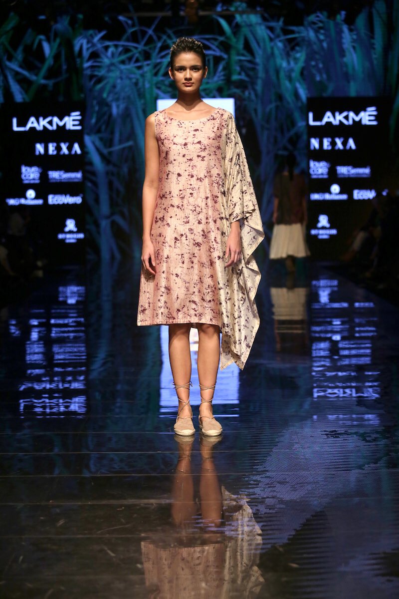 LakmeFashionWk's tweet photo. #LFWDay2: #MakuTextiles, #Padmaja, #SohamDave showcased their collection on #SustainableFashionDay
@ILoveLakme @NexaExperience
#MakeFashionGood #LakmeFashionWeek #5DaysOfFashion #lfw #lfwwf19 https://t.co/ttmzjyo3vv