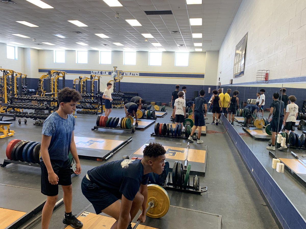 LEBoysLoboHoops's tweet photo. Freshman basketball getting ready for #HuntingSeason in the weight room. #HuntInPacks #LoboStrong #PTP 💪🏾💪🏾🐺🐺🐺 https://t.co/vmbWe2njK5