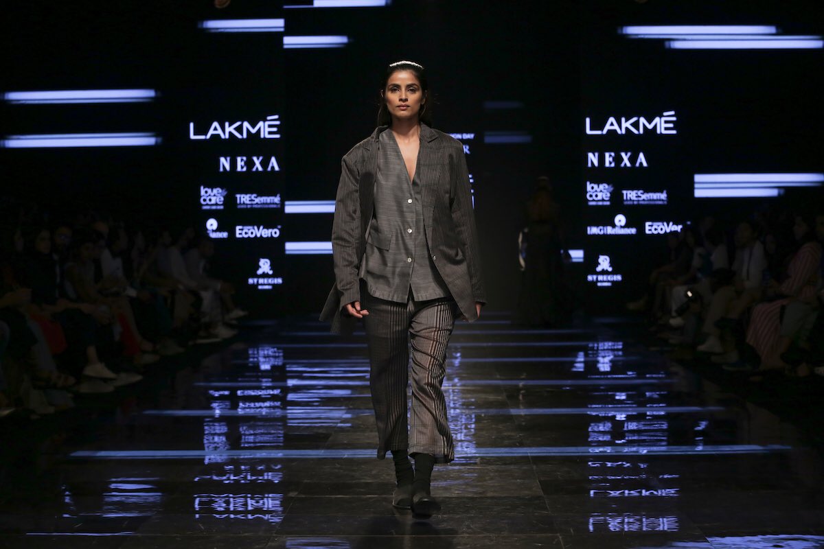 LakmeFashionWk's tweet photo. #LFWDay2: @Antar_Agni and @urvashi_kaur showcased on #SustainableFashionDay at LFW. Antar-Agni's collection is made with handloom cottons from UP and Bihar. Urvashi Kaur’s collection is made with khes fabric from Punjab, Shibori tie dye from Churu and Maheshwar silks from MP https://t.co/uD8T71A1uz