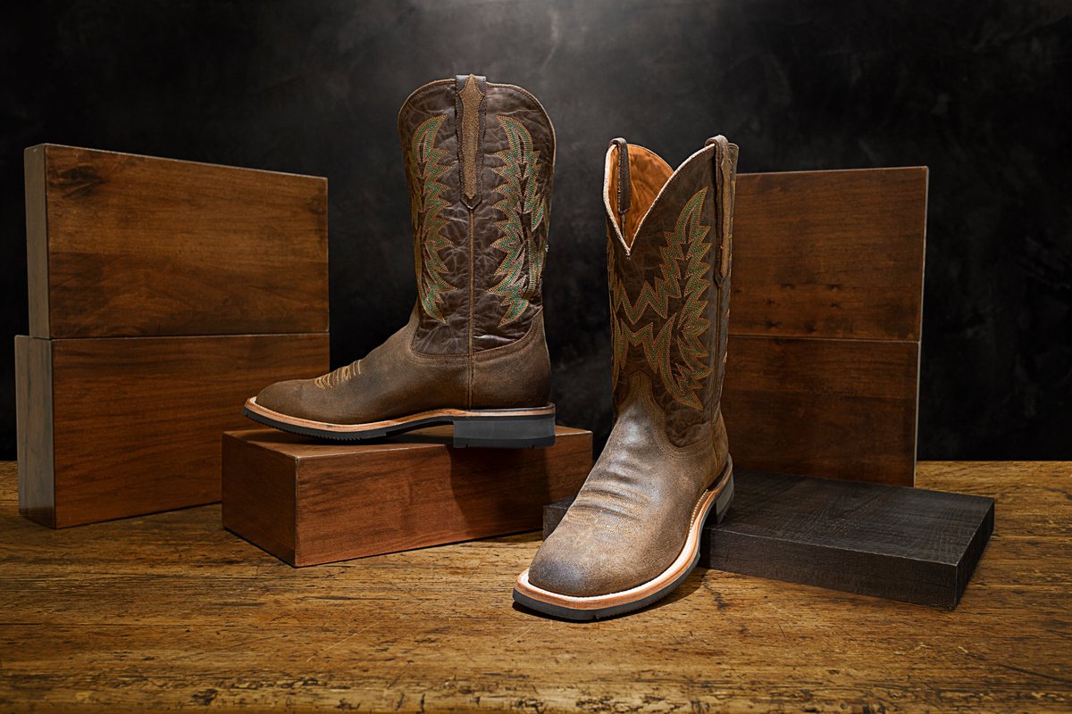 lucchese barn boot