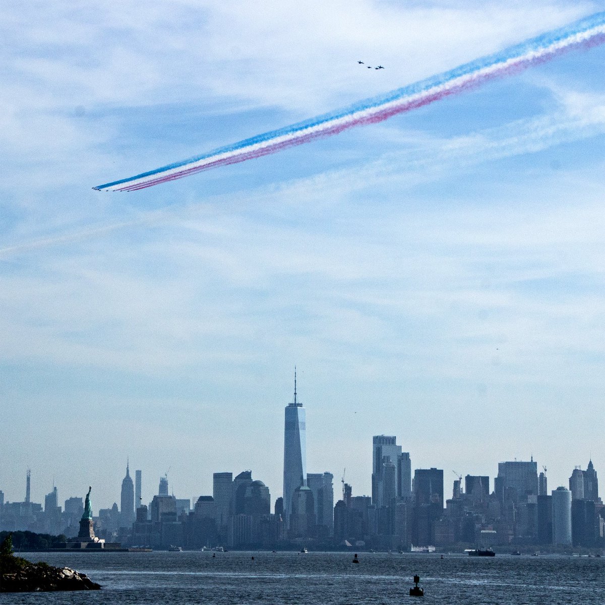 leCoinBureau's tweet photo. The aerial parade featuring the #RedArrows, #Thunderbirds, #RaptorNation and #F35DemoTeam proceed north up the Hudson River over New York Harbor, Lower Manhattan, and the Statue Of Liberty. #HudsonFlight #TearDropMemorial Park @BayonneNJ @AirShowNY (More Later/Click To Expand) https://t.co/QAgW9QUz4A