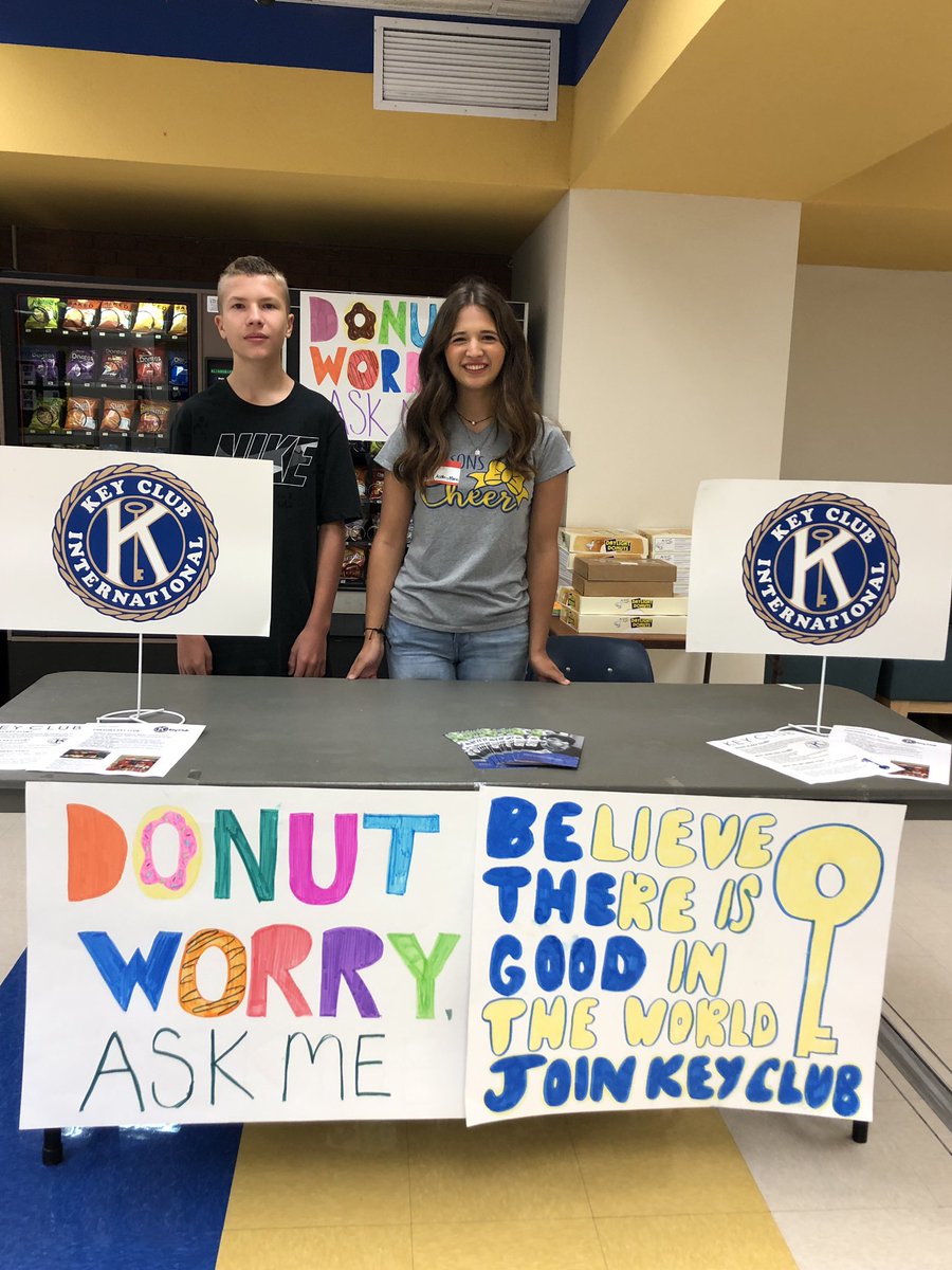 Parsonskeyclub's tweet photo. First day of school for new incoming students went great! Key Club enjoyed giving students donuts to welcome them to PHS, we are excited for all in store this year! https://t.co/fMpJLQiiBB