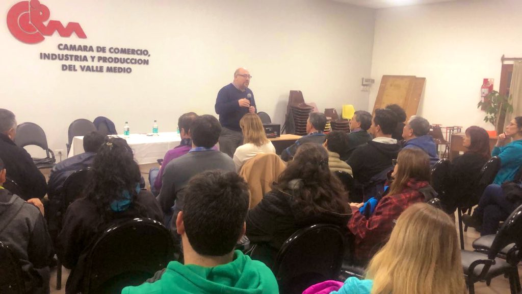 lorematzen's tweet photo. Comenzó la charla “Claves para la construcción del desarrollo local” a cargo de @fabiojquetglas 

#AdelanteChoele https://t.co/99nNFlse9W