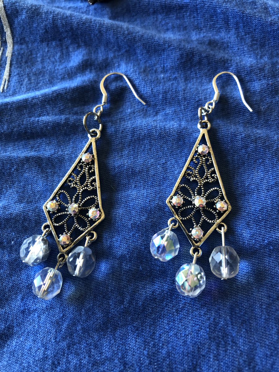 DesignsKali's tweet image. hello all! my last account got suspended, so i made this new one! i’m trying to get my art out there so please follow and share!💜⭐️🌸🌞🌲