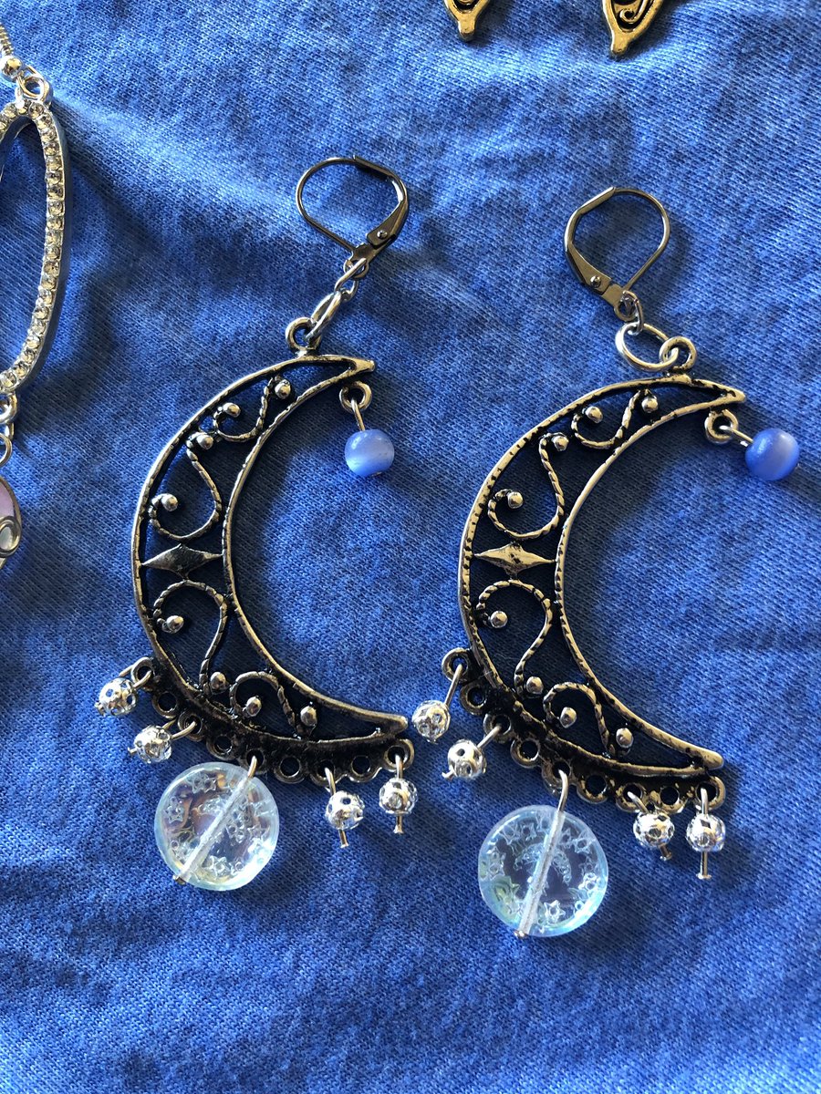 DesignsKali's tweet image. hello all! my last account got suspended, so i made this new one! i’m trying to get my art out there so please follow and share!💜⭐️🌸🌞🌲