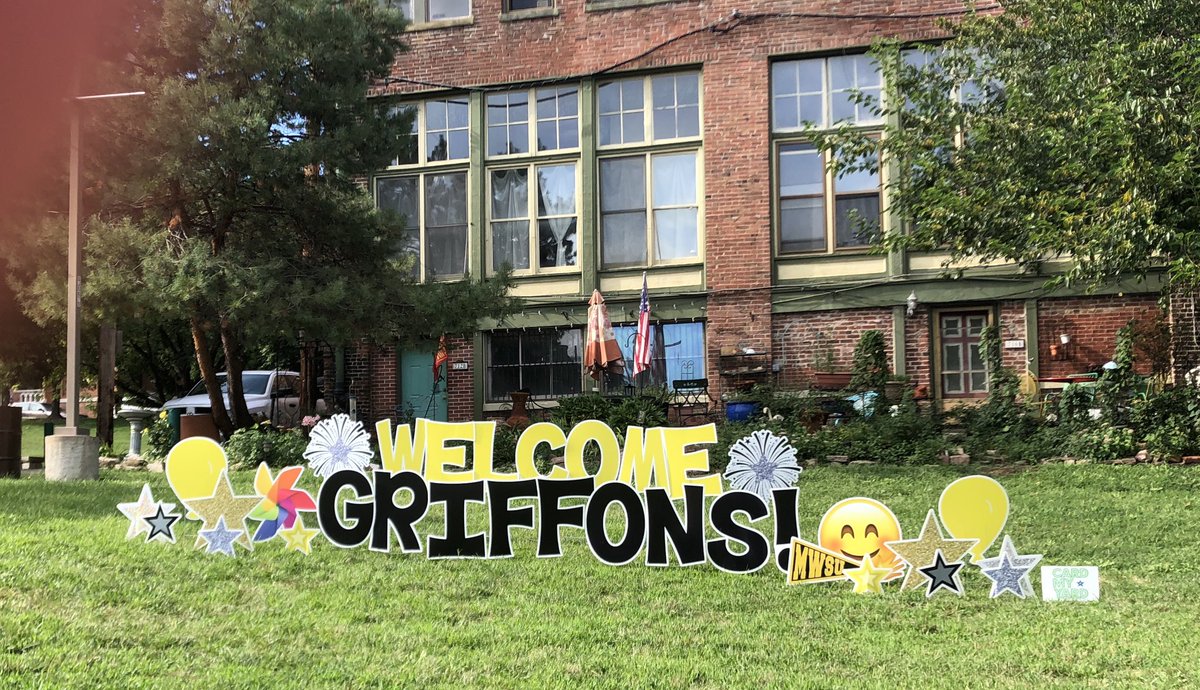 NewGriffs's tweet photo. 🚨Griff Up Downtown is ready for you!🚨
Hundreds of FREE shirts, hundreds of yogurt samples, prizes, games, dance party, face painting, and more!! See you soon. 😎🦁🦅
#GriffUpDT #GriffonEdge19 #GriffUp #GoGriffs #ClassOf2023 #ClassOfCourage https://t.co/yPZKwKyNR7