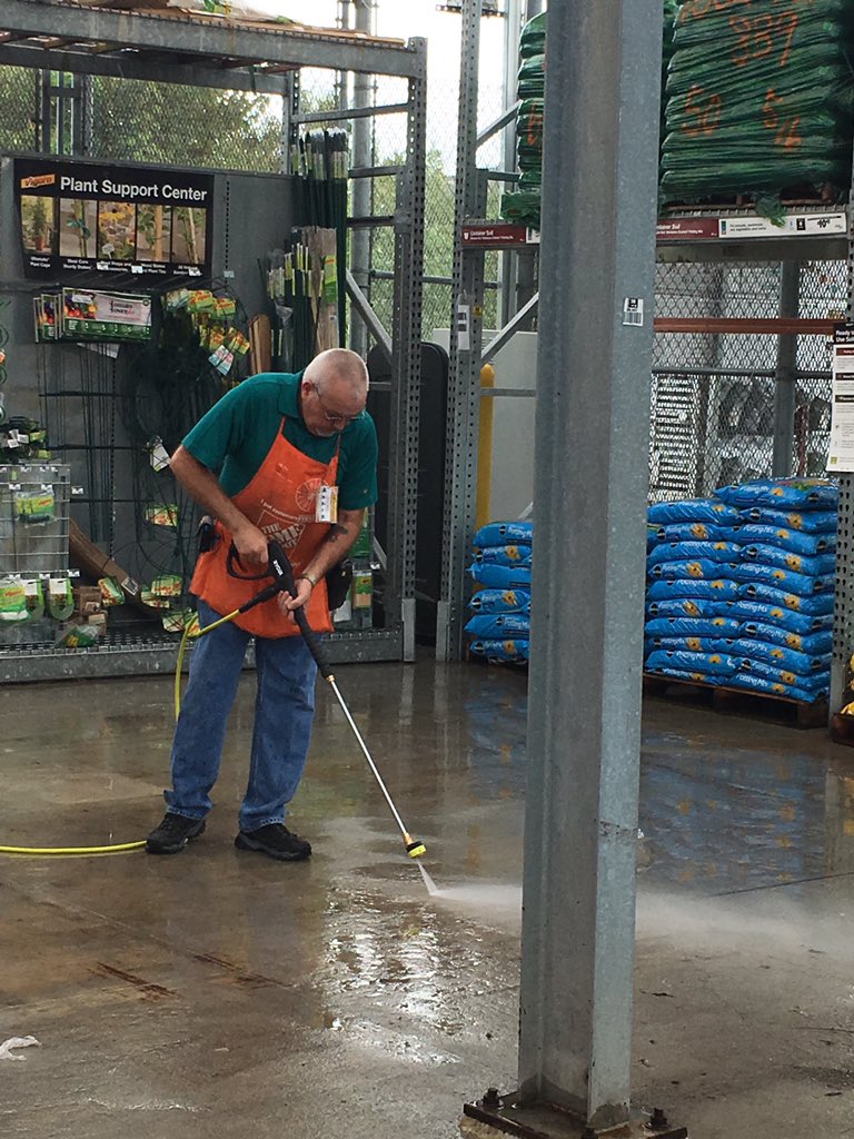 7Karthur's tweet photo. 🧡🧡🧡🧡🧡🧡🧡🧡🧡🧡🧡
Great outside garden recovery last night and some pressure washing this afternoon at Oak Ridge Home Depot! Great job Terry Berry! #HD736 @jaybisping @kimscottholman @KimDay59187302 https://t.co/h0iNgk4T53