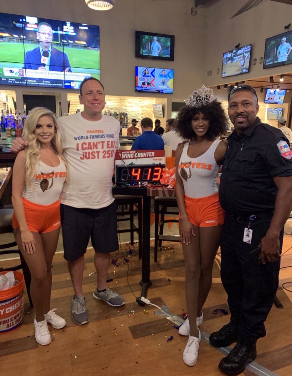 Less than an hour until Joey Chestnut takes on the All You Can Eat Wings @Hooters iDrive in Orlando!! If you're in the area, make your way over to the event for an awesome night with competitive eating GOAT. https://t.co/9qFrP80pP5