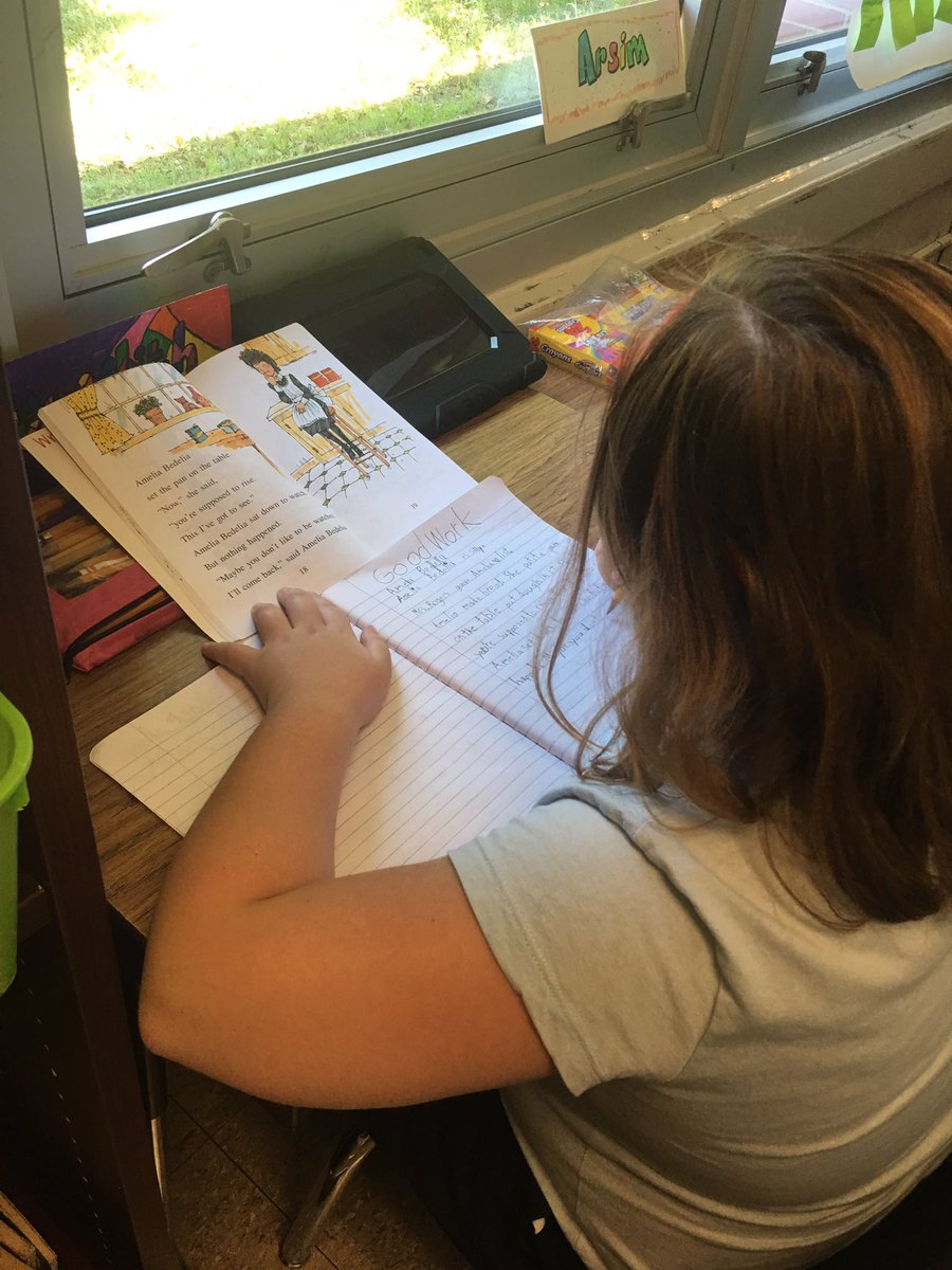Fabulous 4th graders at <a href="/KenwoodElementa/">Kenwood Elementary</a> working hard to get into our Reading Workshop routine! 📚💗 #KenwoodKubs @JillHandleyKES