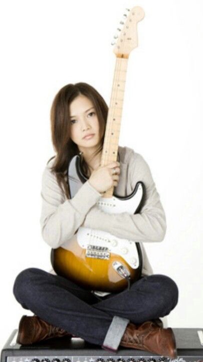 FictionRotti's tweet photo. RECOMENDACIÓN JMUSIC: YUI  Con su voz melódica y profundas letras de la mano con su guitarra esta cantautora nos dejó grandes temas como again (FMAB),rolling star y life (BLEACH). Actualmente formó un grupo llamado Flower Flower. Ya conocías a eta artista? #yui #japanesemusic https://t.co/XlhtXUSCVl