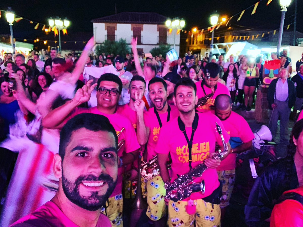 charangasInfo's tweet photo. RT ELCONEJOXARANGA: Desfile de disfraces en #galápagos 🐇🐰🐇🐰 🐰🐇🐰🐇 #zanahoriastour19 #conejeaconmigo #almaximo #10añosdeconejo #elconejodelaloles #conejomania #charanga #streetmusicians #brassband #streetshow #showmusiclive #furgololesdelamor #sous… https://t.co/stBF53sPTL