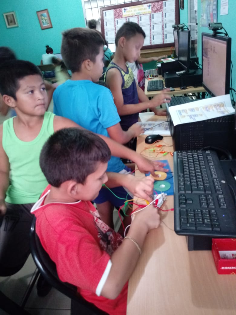 angeldeserrano's tweet photo. Excelente tarde,con Jovenes de Primaria en taller Scratch-Makey Makey, Facilitadora Licda. Marilyn Samudio, Infoplaza #315 Sortová.
#momentosinfoplazas
#yosoyinfoplazasaip
@infoplazasaip https://t.co/eMu3W4lBZg